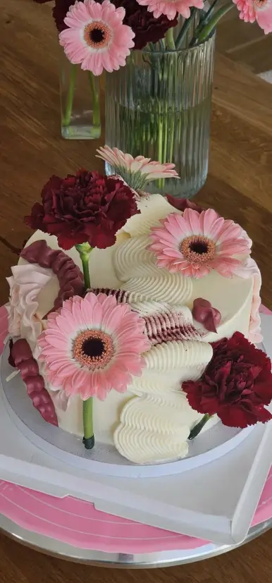 Floral buttercream cake in a box